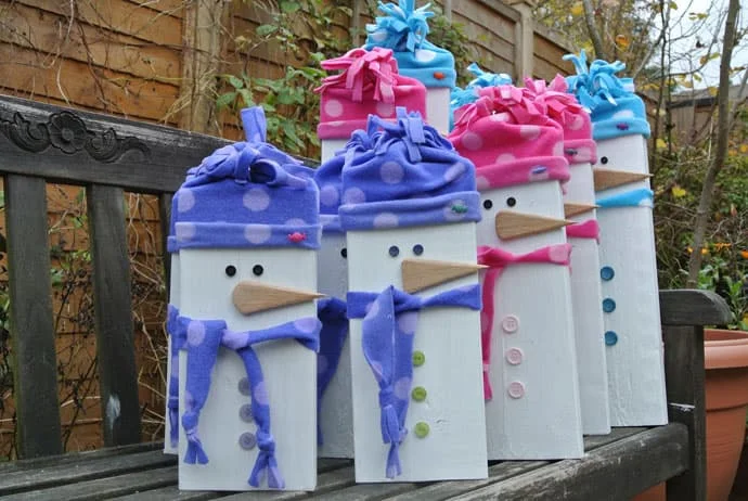 圣诞楼梯平台，装饰有仙人掌花盆