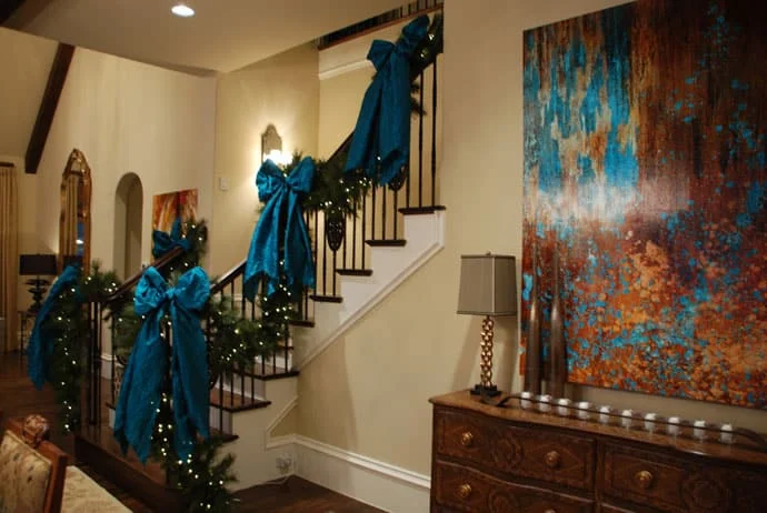 圣诞楼梯，装饰有童话角色