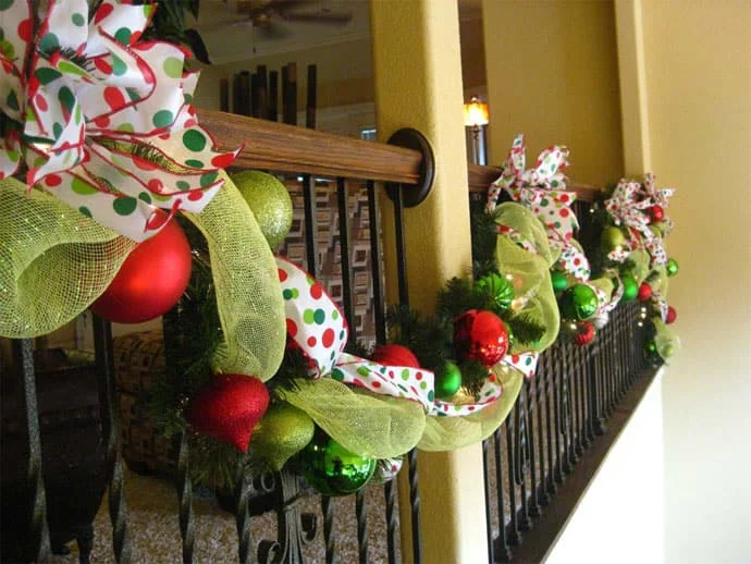 圣诞楼梯，扶手装饰有装饰丝带