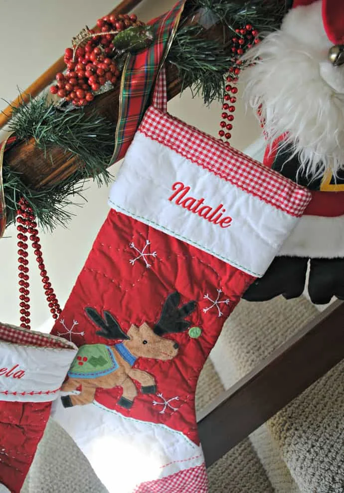 楼梯，装饰有圣诞串灯