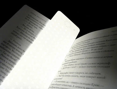 固定在书上的可调光便携式阅读灯