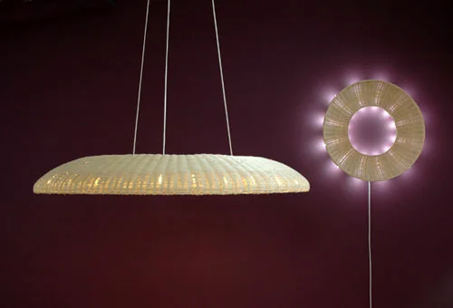 手工制作的AURA灯，发出纹理柔和的灯光