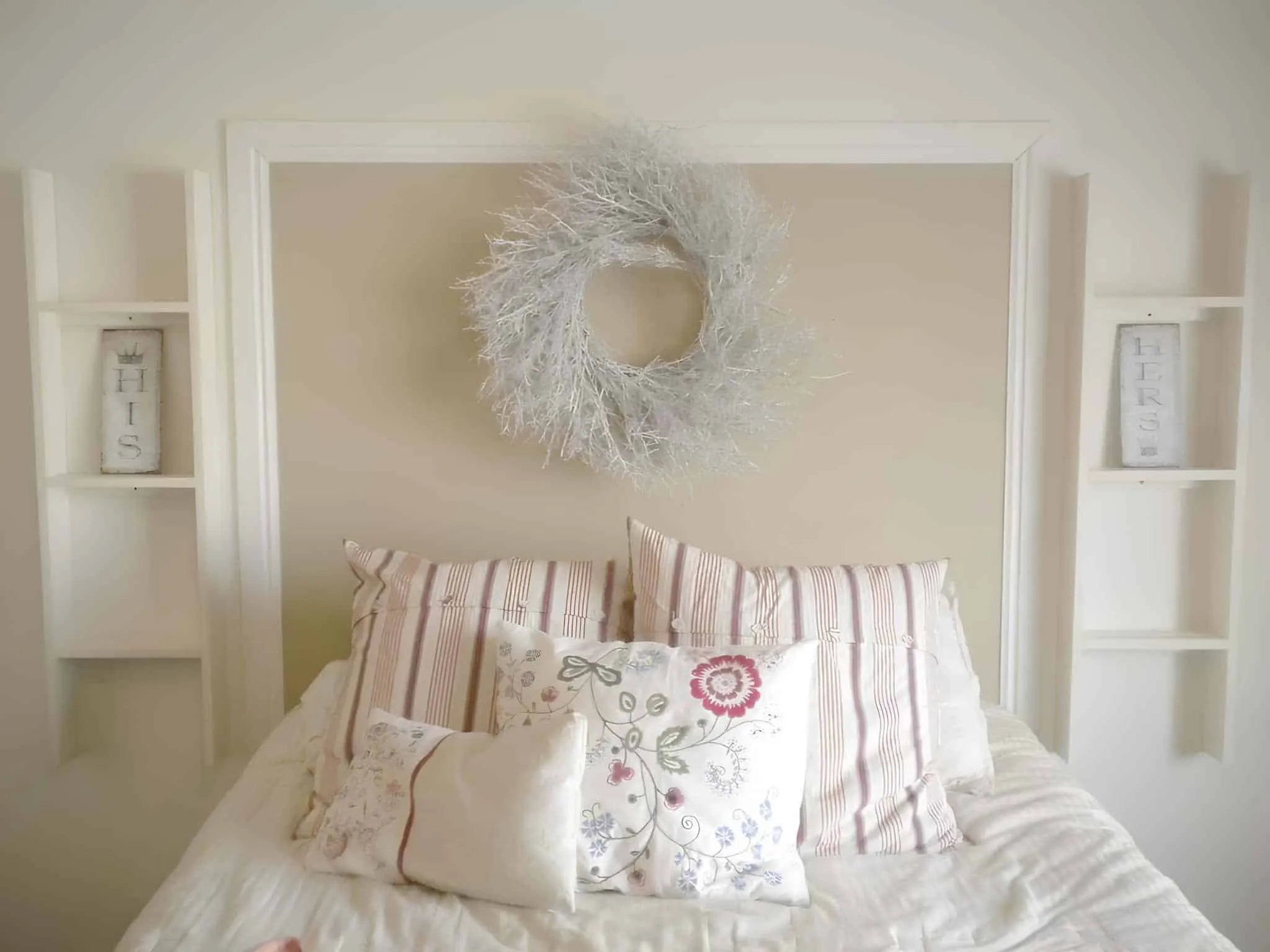 Минималистичная белая спальня с полосатыми подушками и декором His & Hers