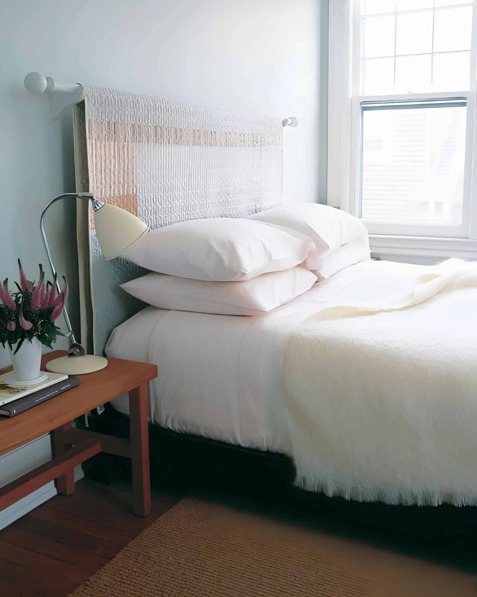 Простой и мягкий дизайн кровати, использующий вышитую ткань для минималистичной спальни