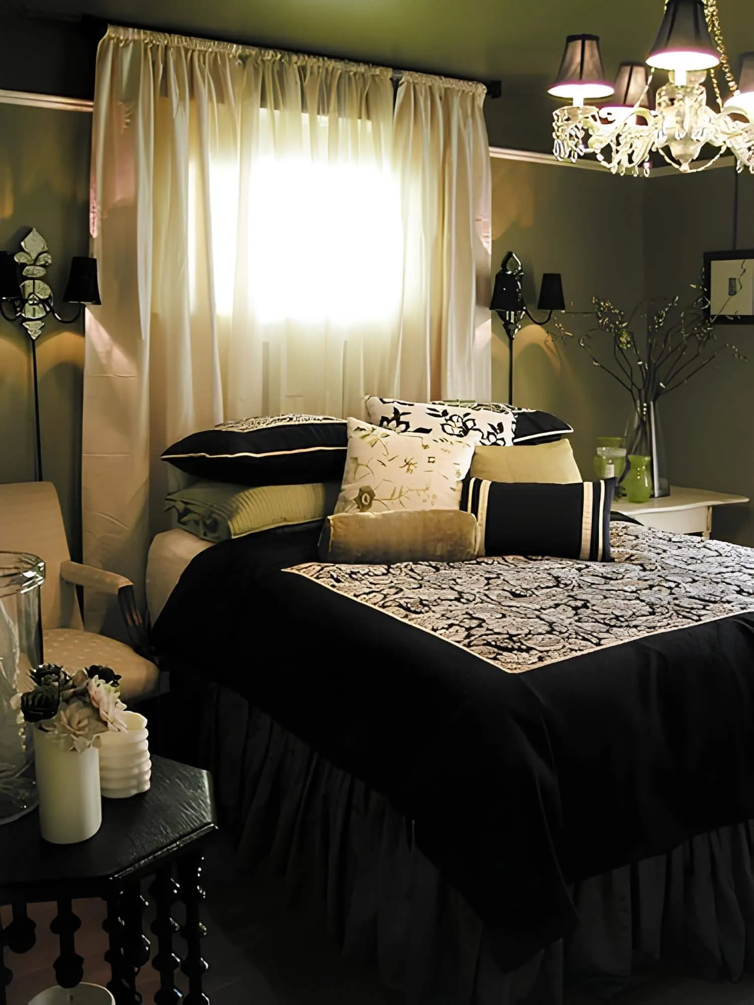 Элегантная спальня с мягкой занавеской кроватью и черно-белым оформлением