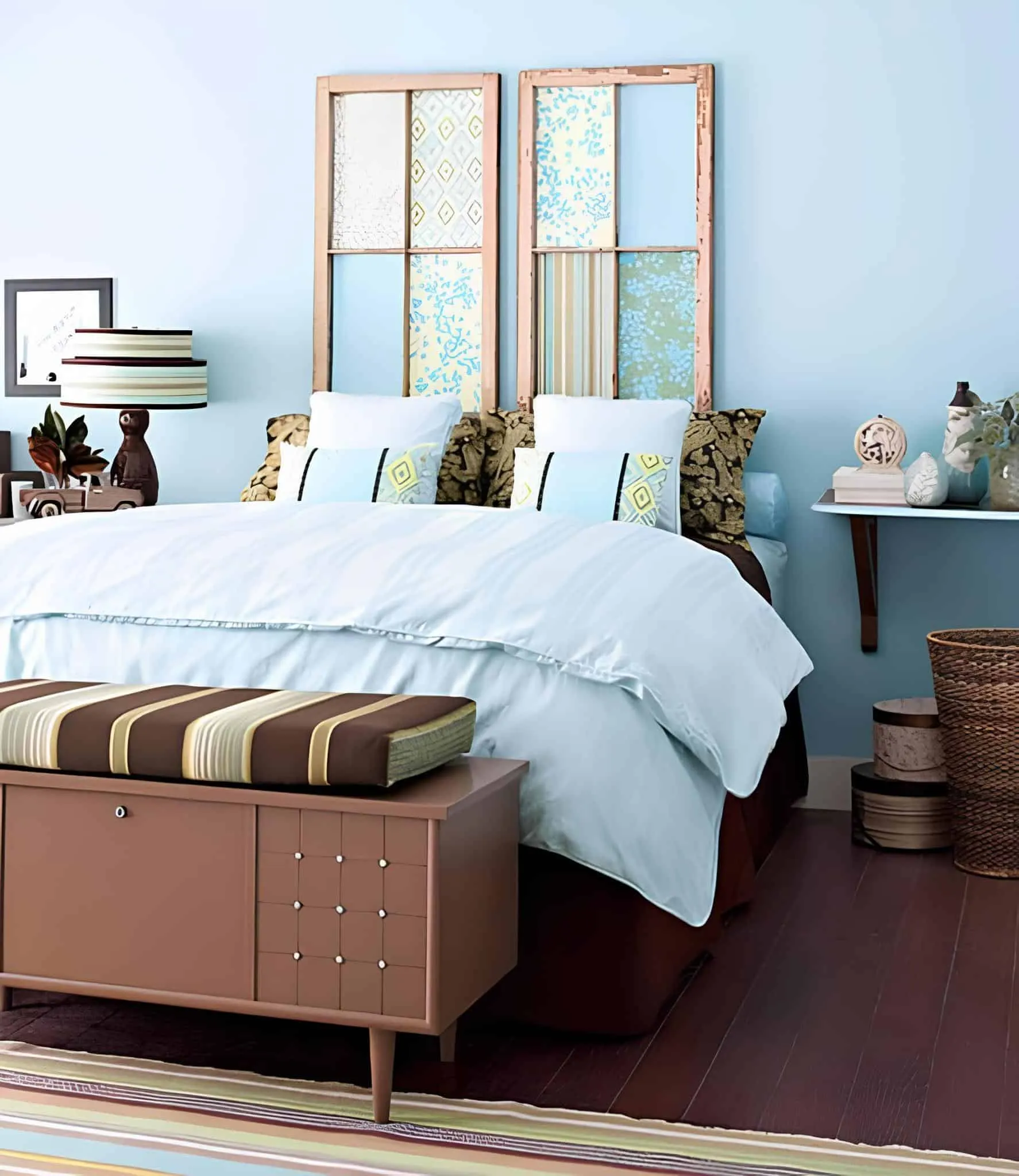 Стильная спальня с вышитой тканевой кроватью и мягкими голубыми оттенками