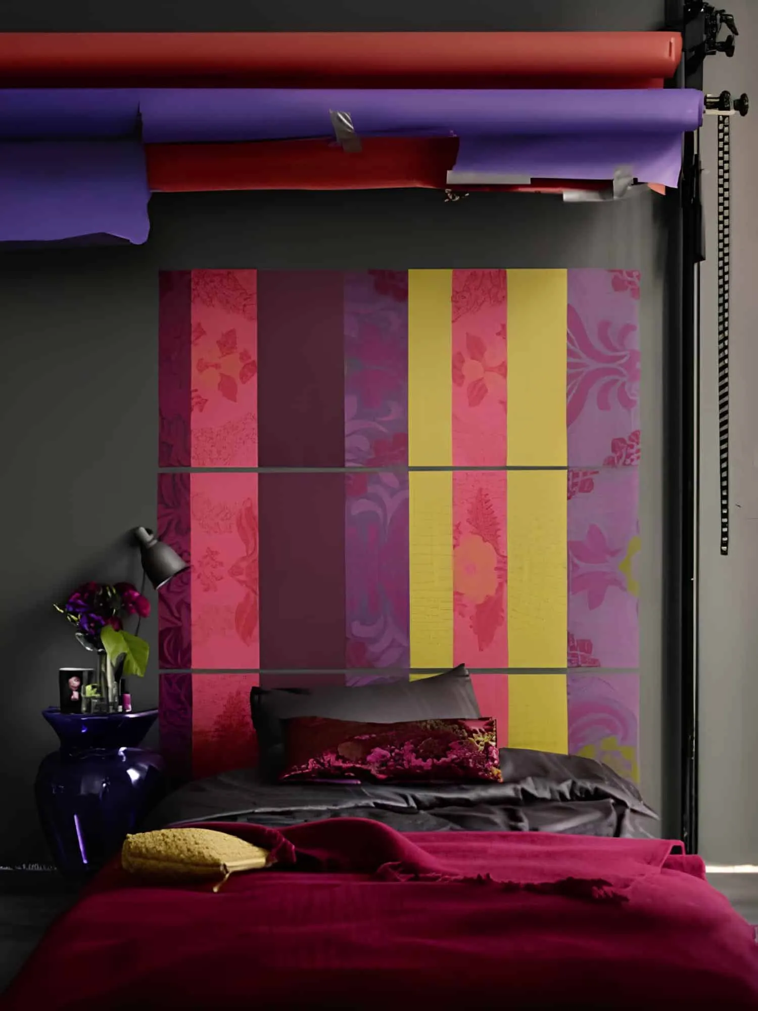 Смелая современная кровать с вертикальными цветными панелями