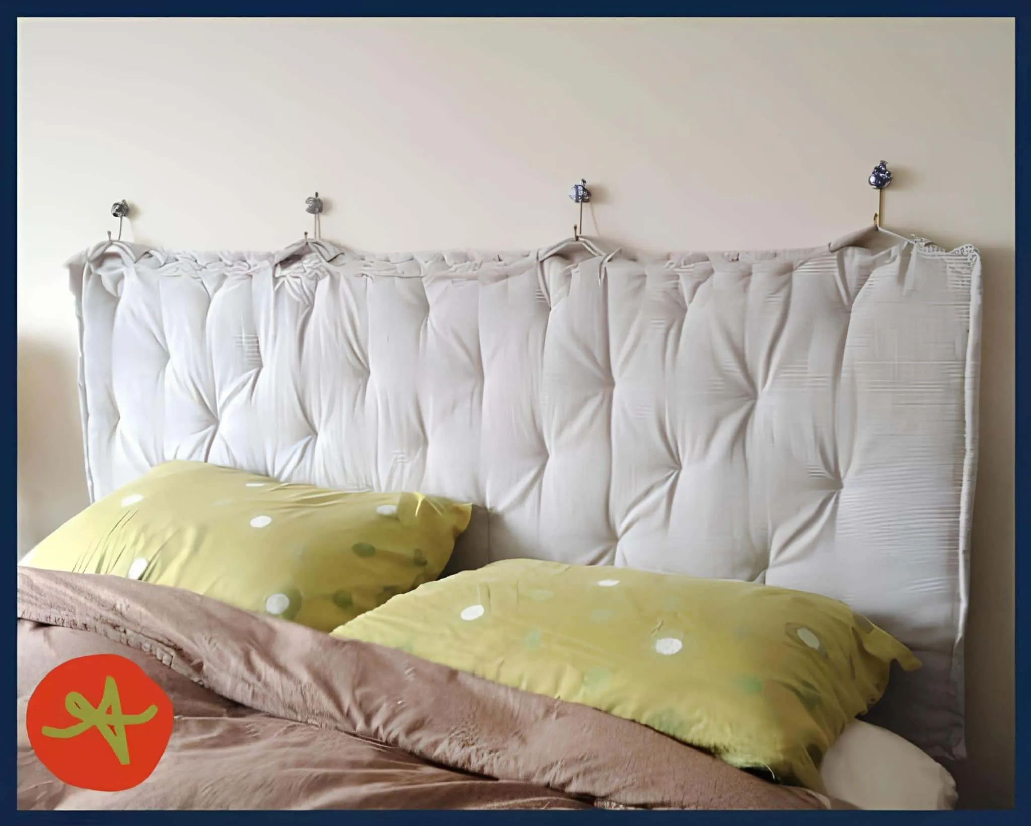 Вышитая панель кровати, подвешенная на декоративных крючках