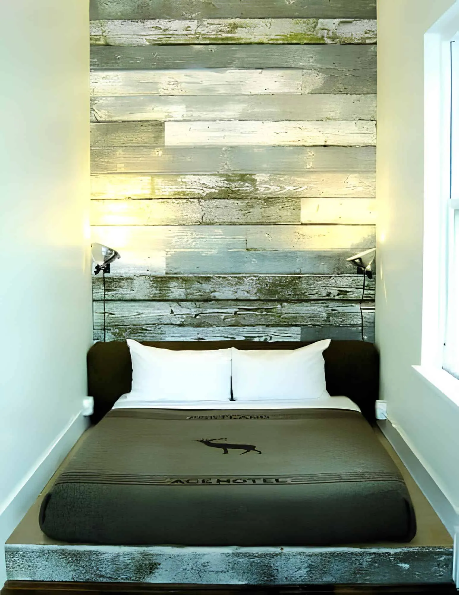 Премиальная спальня с детализированной художественной кроватью и шелковым постельным бельем