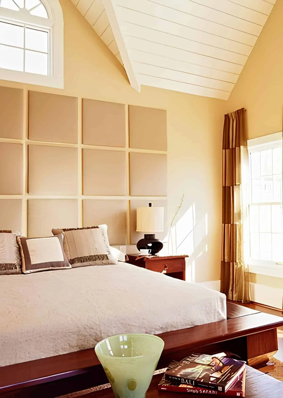 Декор спальни, вдохновленный морем с покрашенными веслами как кроватью