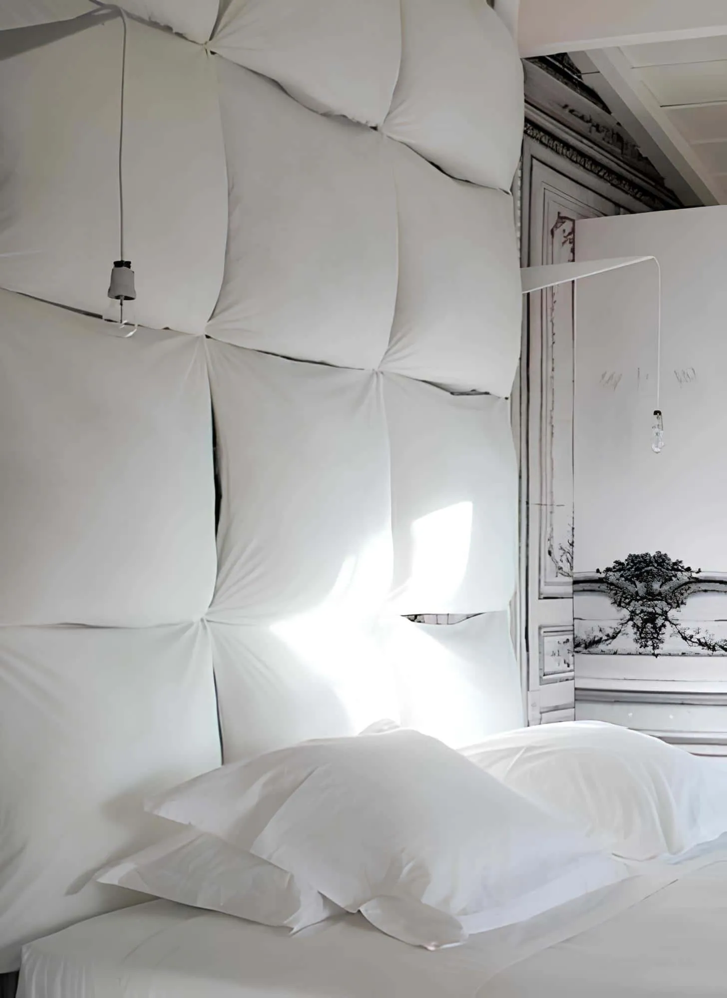 Навесные большие подушки создают эффект кровати