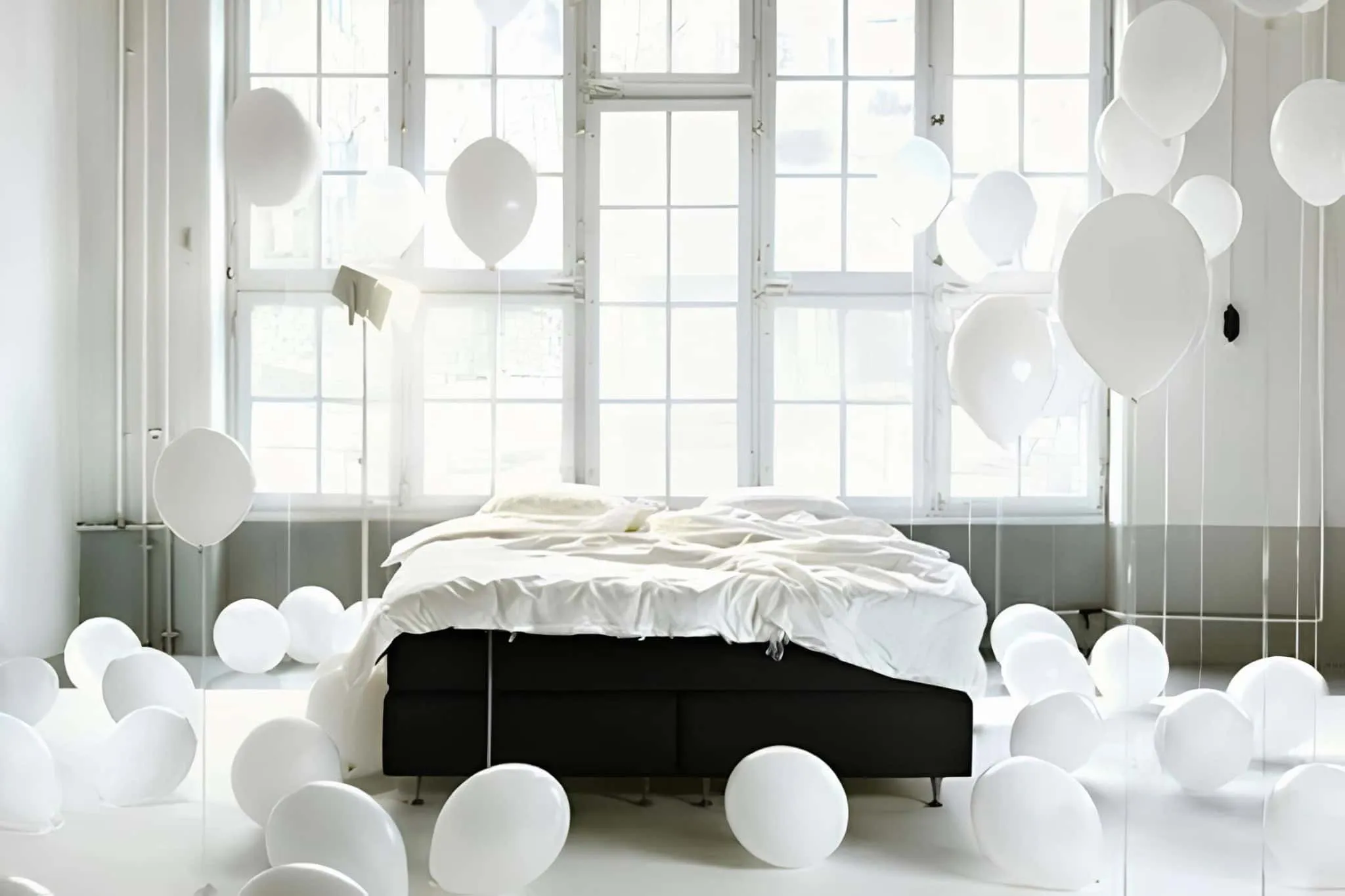 配有黑色平台床与白色球体的现代卧室