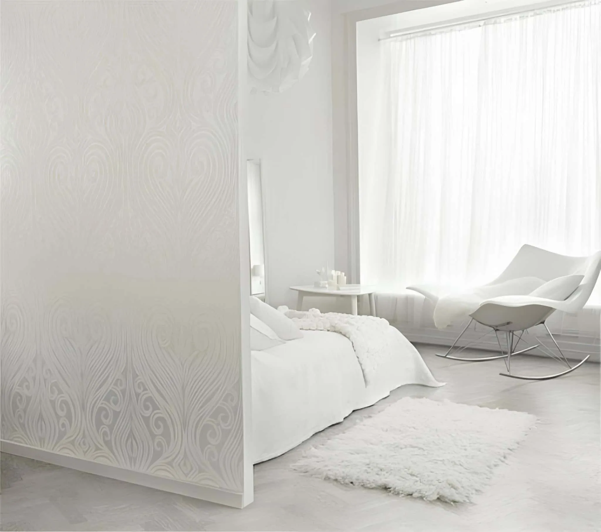 全白奢华卧室，配有艺术墙、蓬松地毯与扶手椅