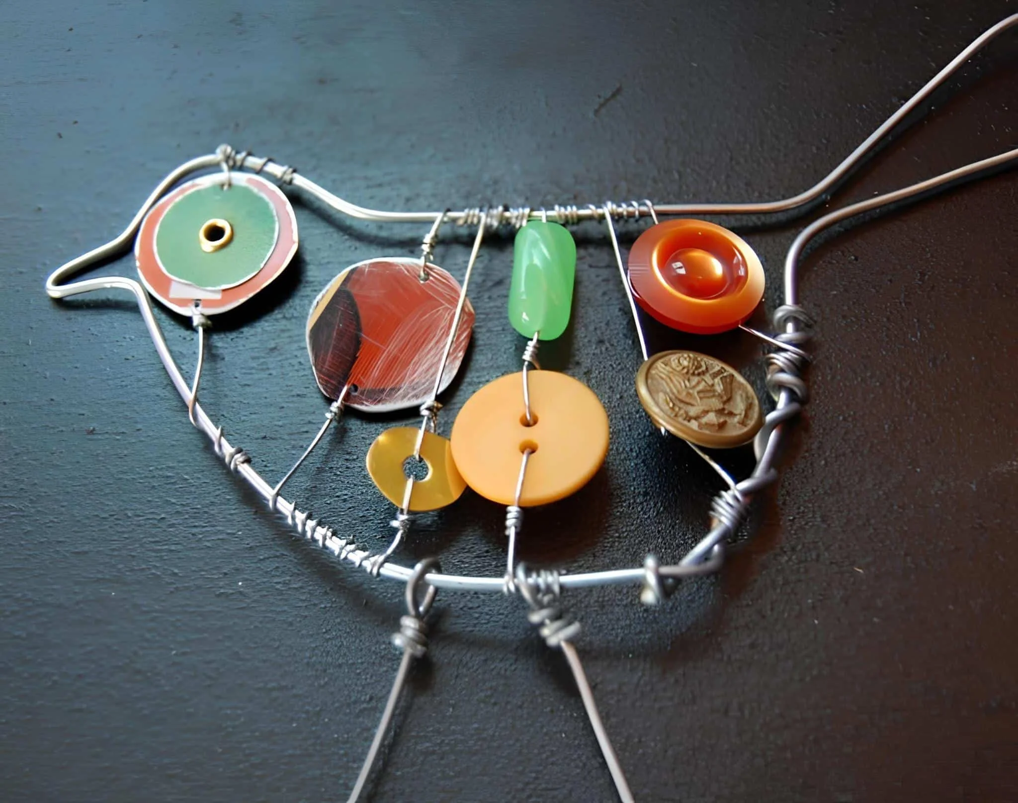 用纽扣和wire制作的彩色鸟