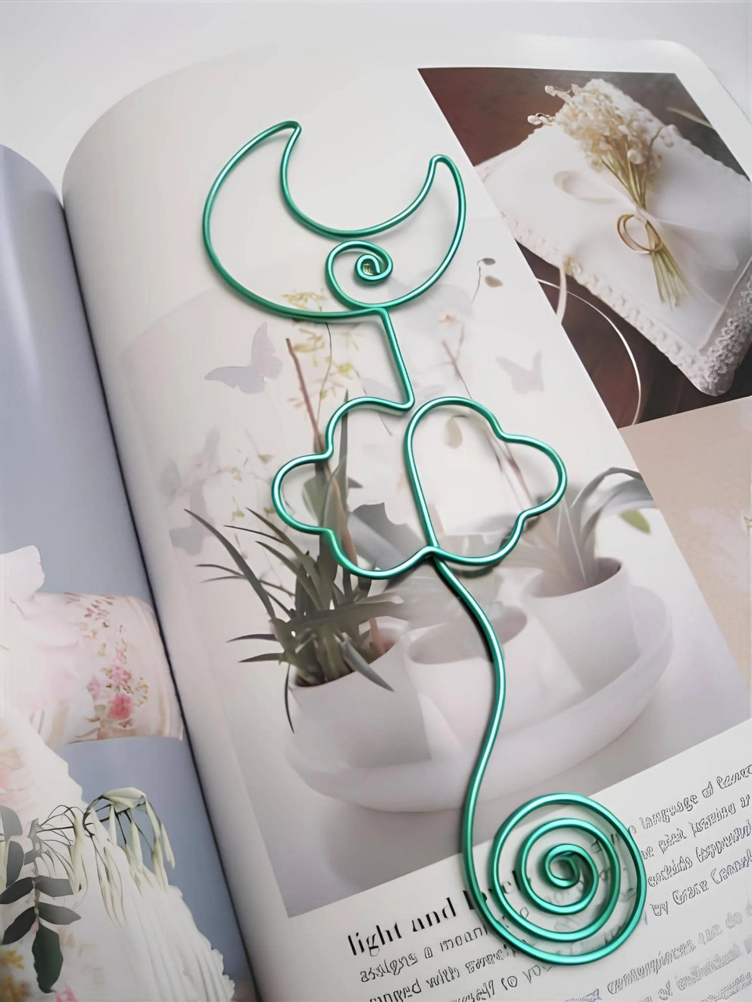 杂志上的极简wire月亮和云朵