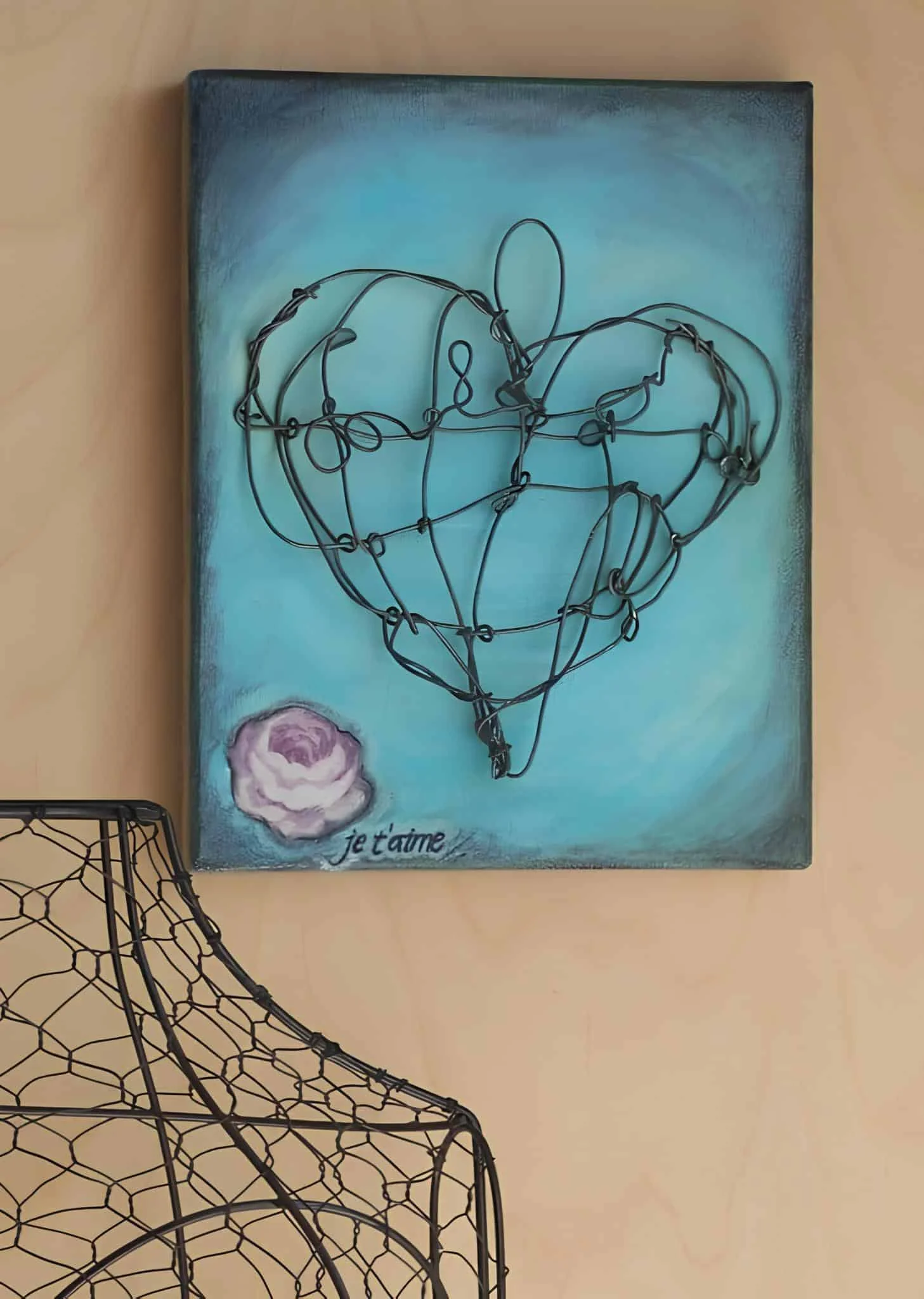 带有Je Taime字样的蓝色画布上的wire心形