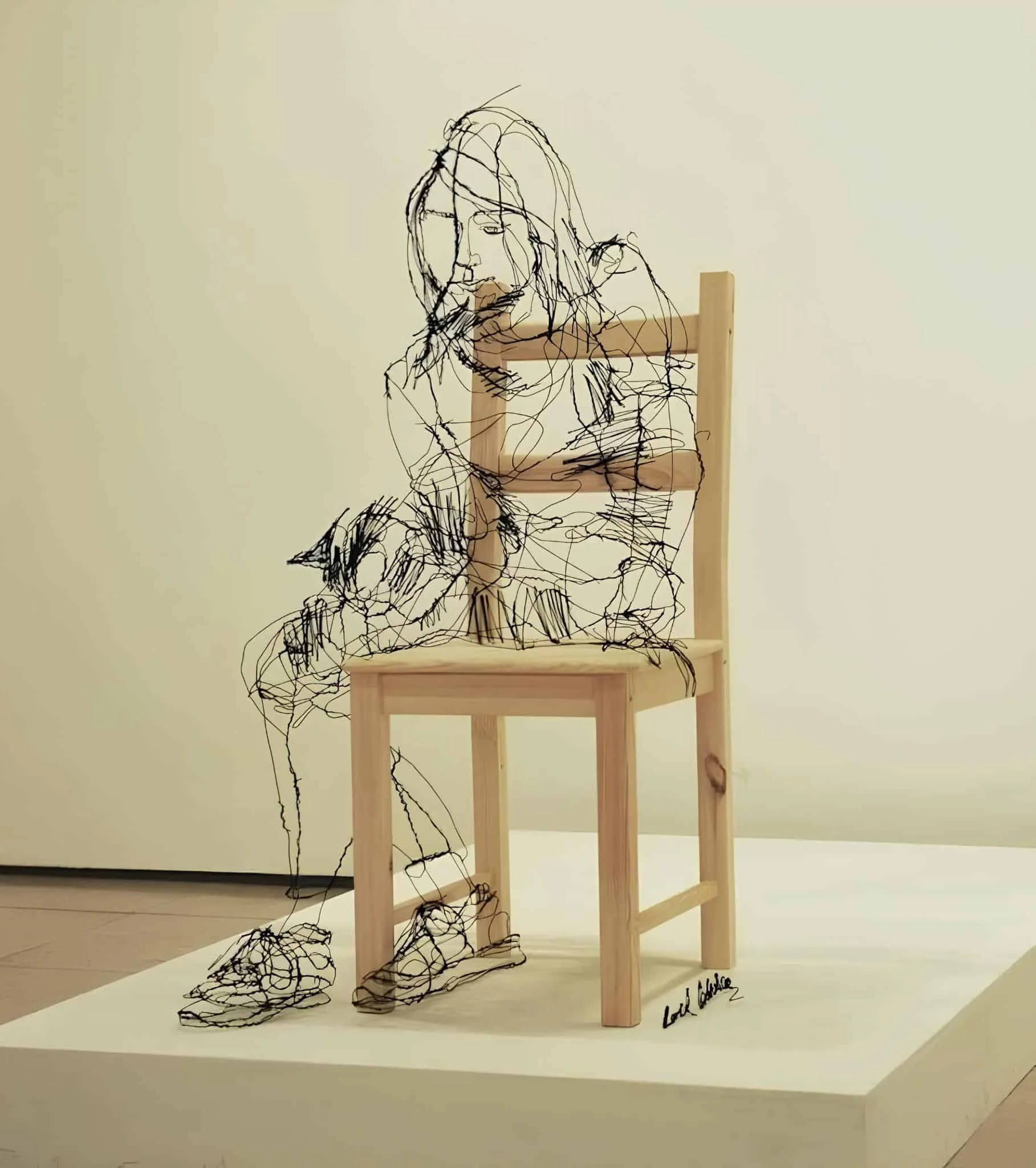 坐在wire椅子上的女孩