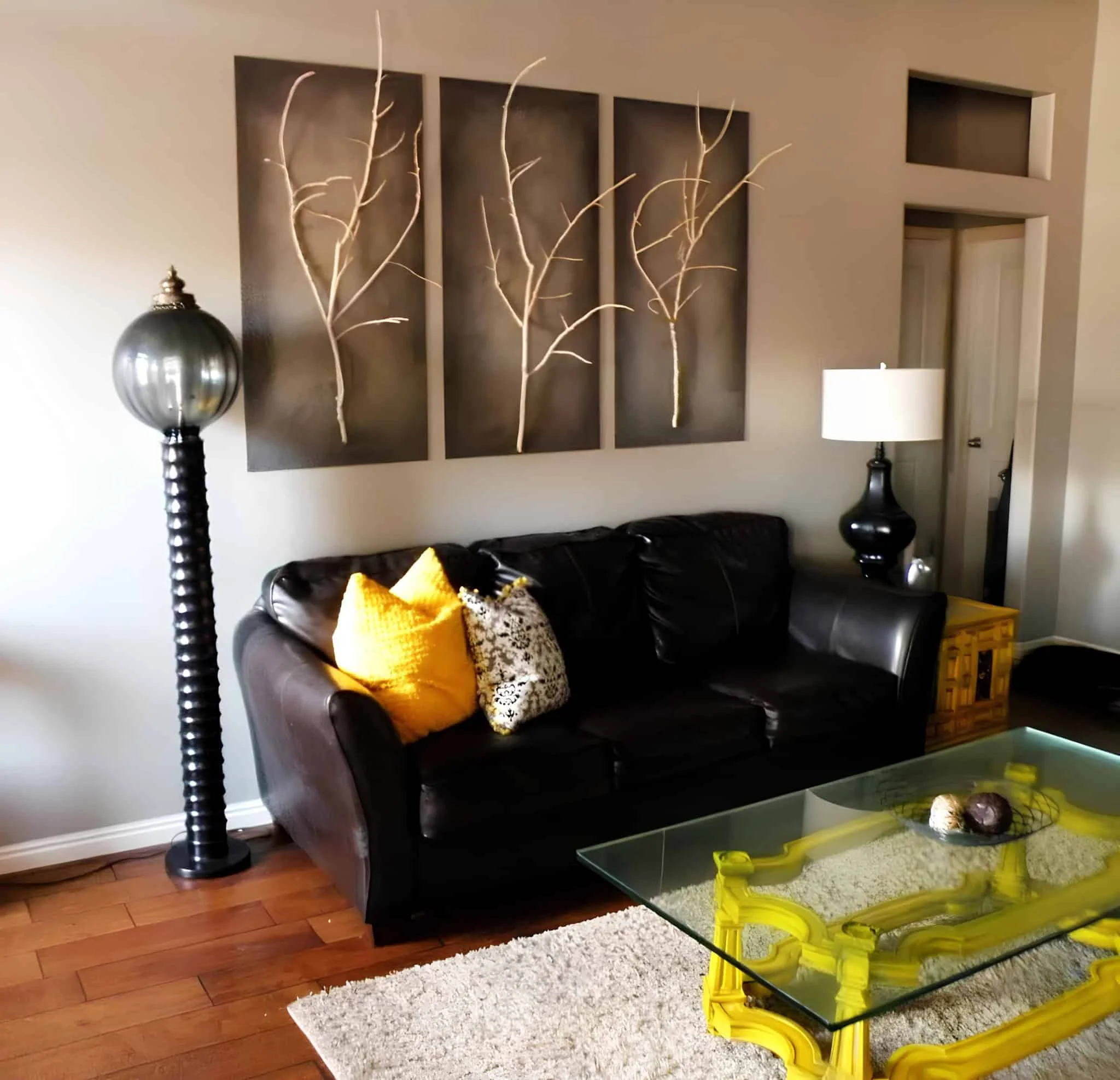 现代沙发上方的三面板极简枝条墙面艺术