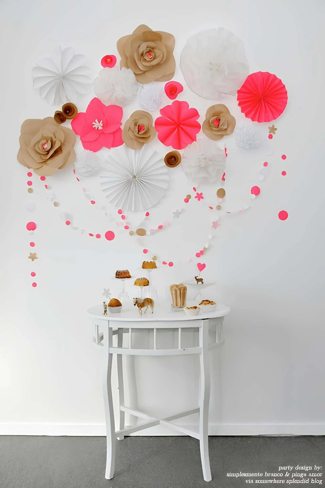 白色墙上的派对纸花装饰