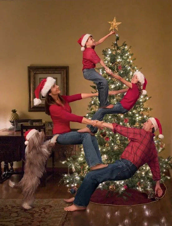 40 Creative and Unique Ways to Take a Family Photos for your Christmas Cards 6