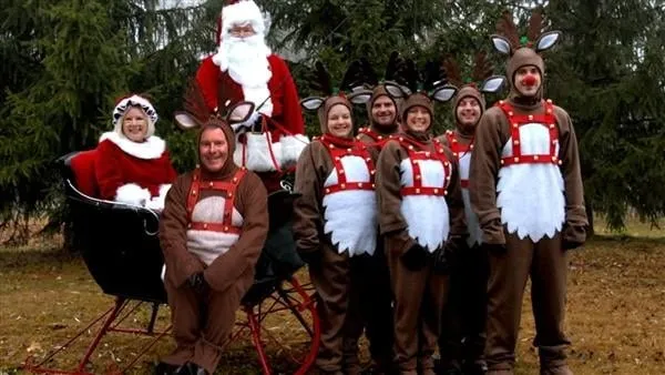 40 Creative and Unique Ways to Take a Family Photos for your Christmas Cards 35