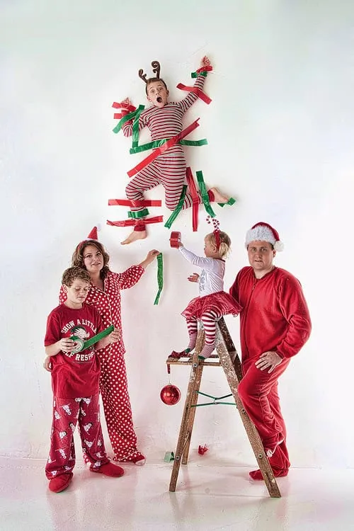 40 Creative and Unique Ways to Take a Family Photos for your Christmas Cards 36