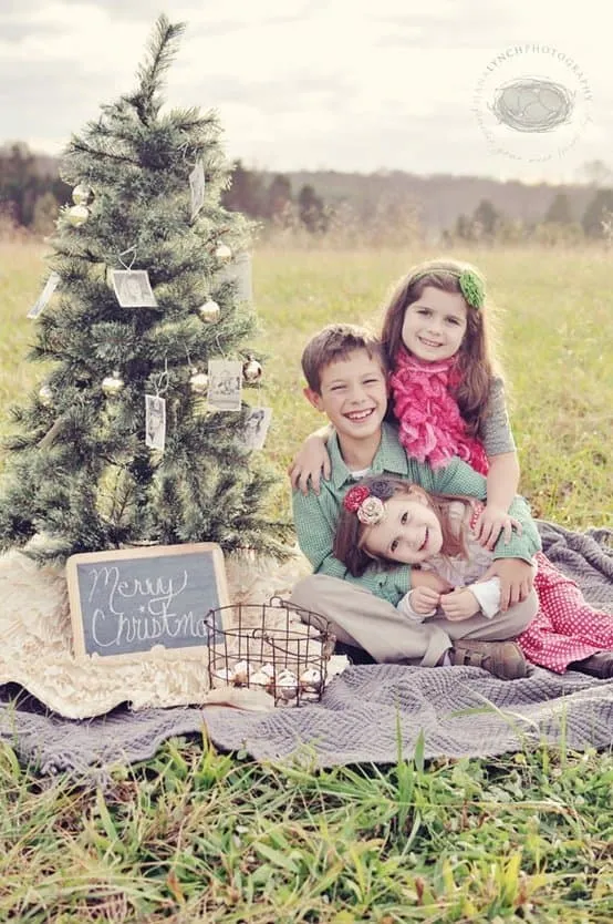40 Creative and Unique Ways to Take a Family Photos for your Christmas Cards 13