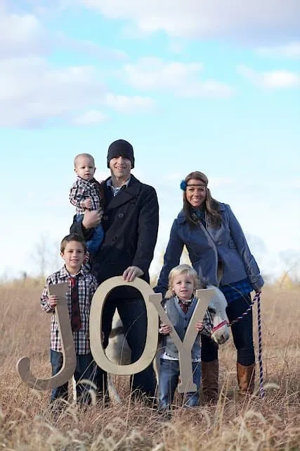 40 Creative and Unique Ways to Take a Family Photos for your Christmas Cards 12
