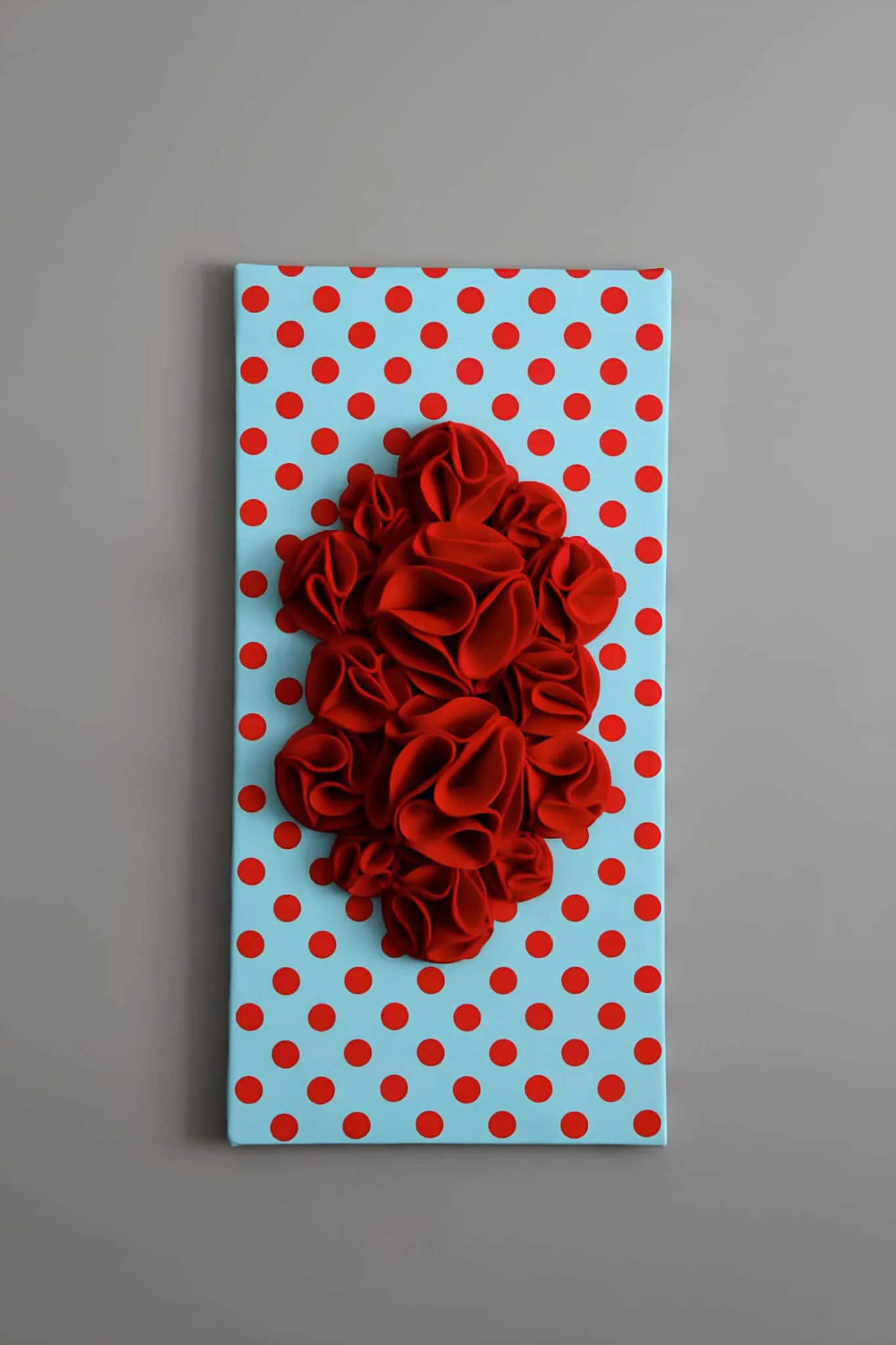 蓝色条纹画布上的红色三维花朵