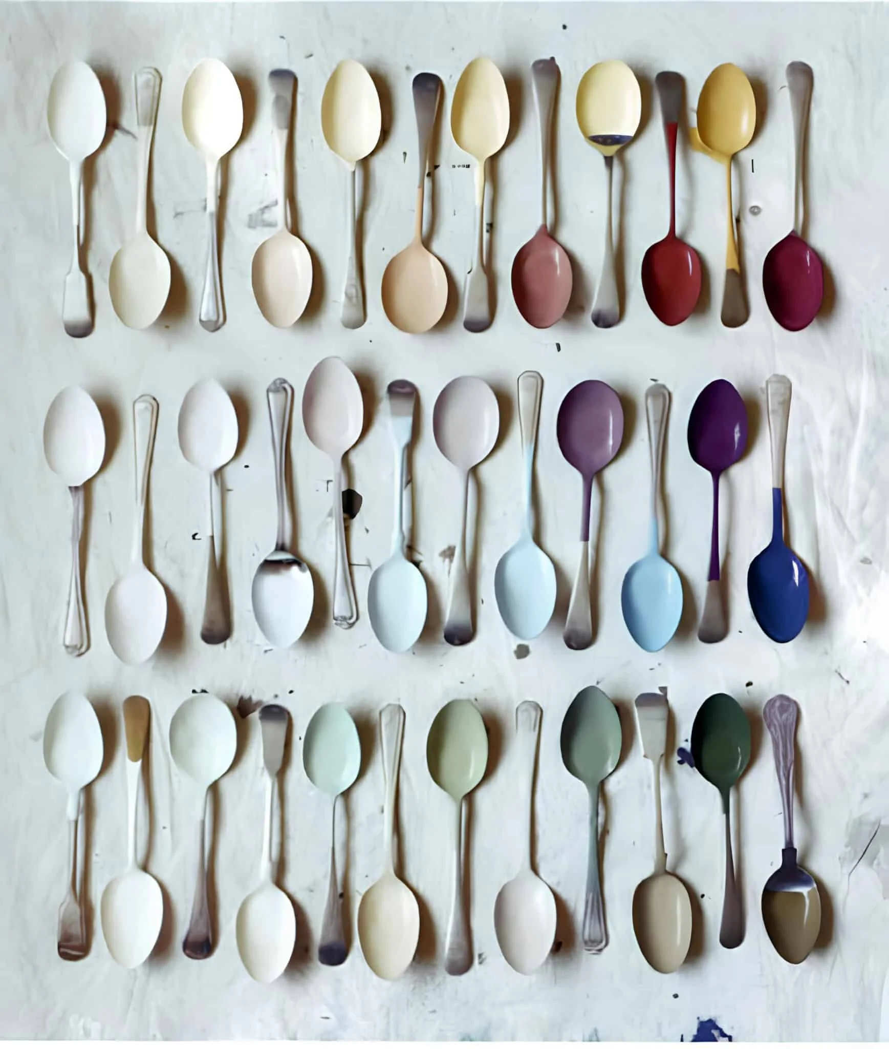 艺术地排列在墙上的彩色画笔