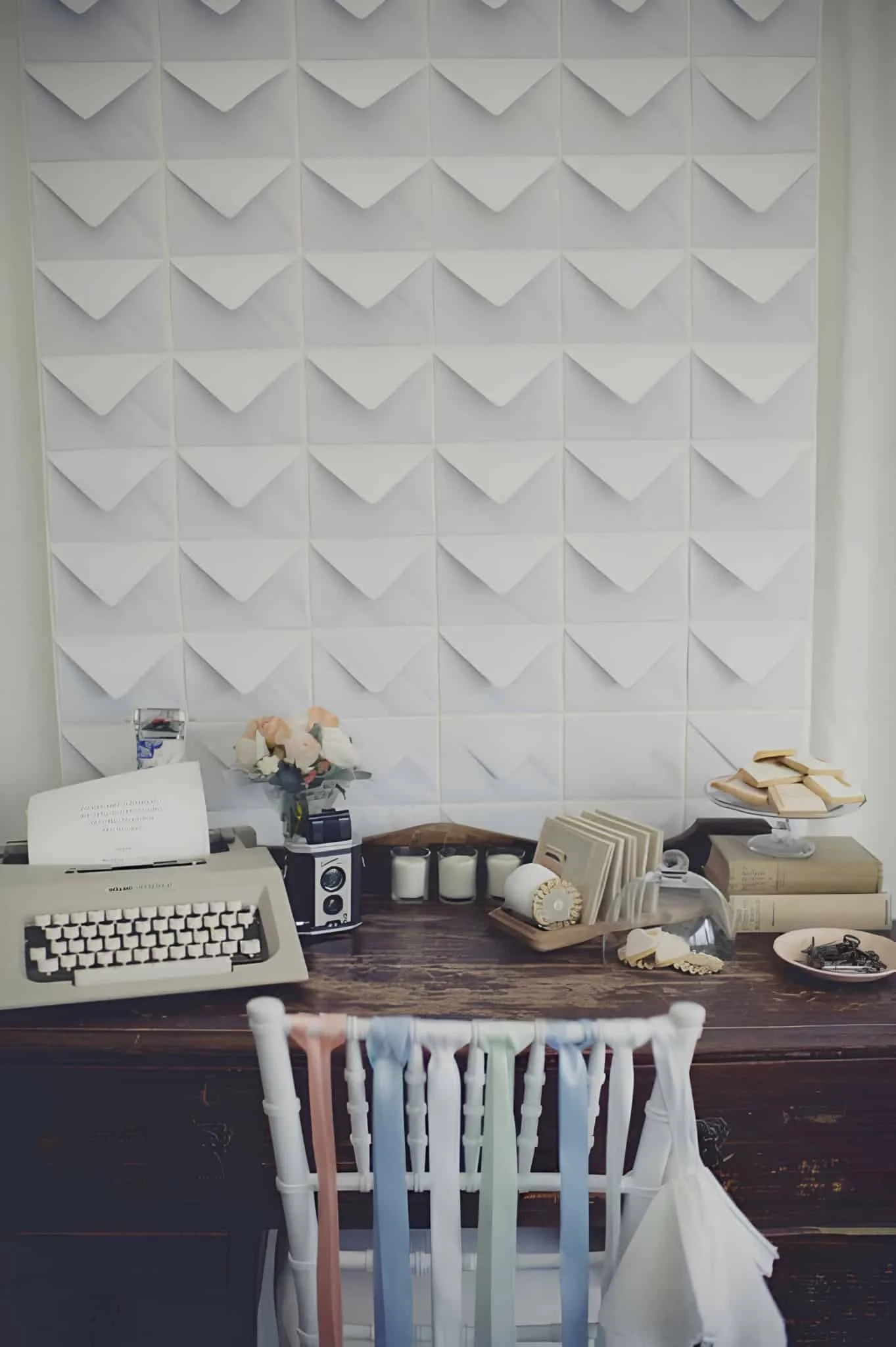 用白色信封装饰墙面，创造纹理效果