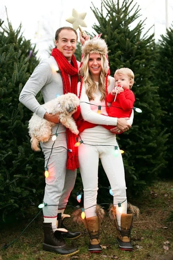 40 Creative and Unique Ways to Take a Family Photos for your Christmas Cards 5