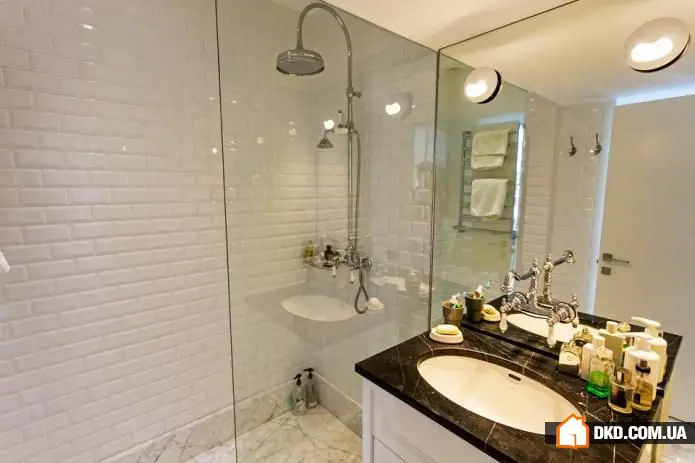 如何为高层 ceilings 的公寓布置家具：基辅实例