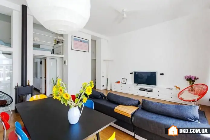 如何为高层 ceilings 的公寓布置家具：基辅实例