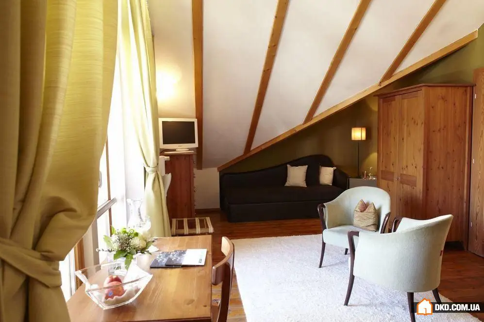 如何装饰坡屋顶房间:4个步骤打造温馨氛围