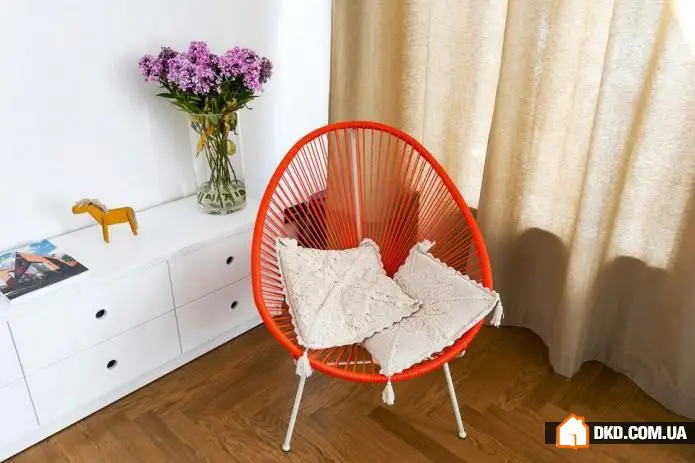 如何为高层 ceilings 的公寓布置家具：基辅实例