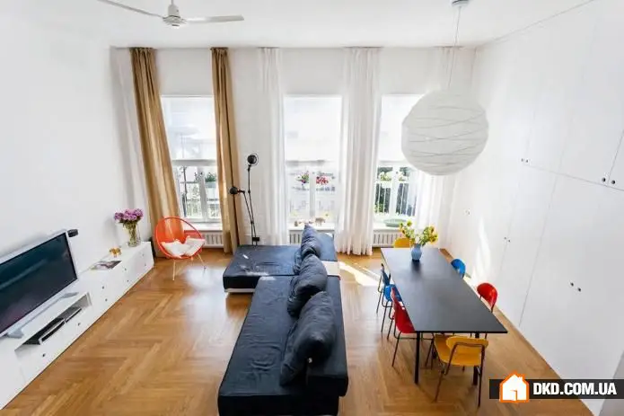 如何为高层 ceilings 的公寓布置家具：基辅实例