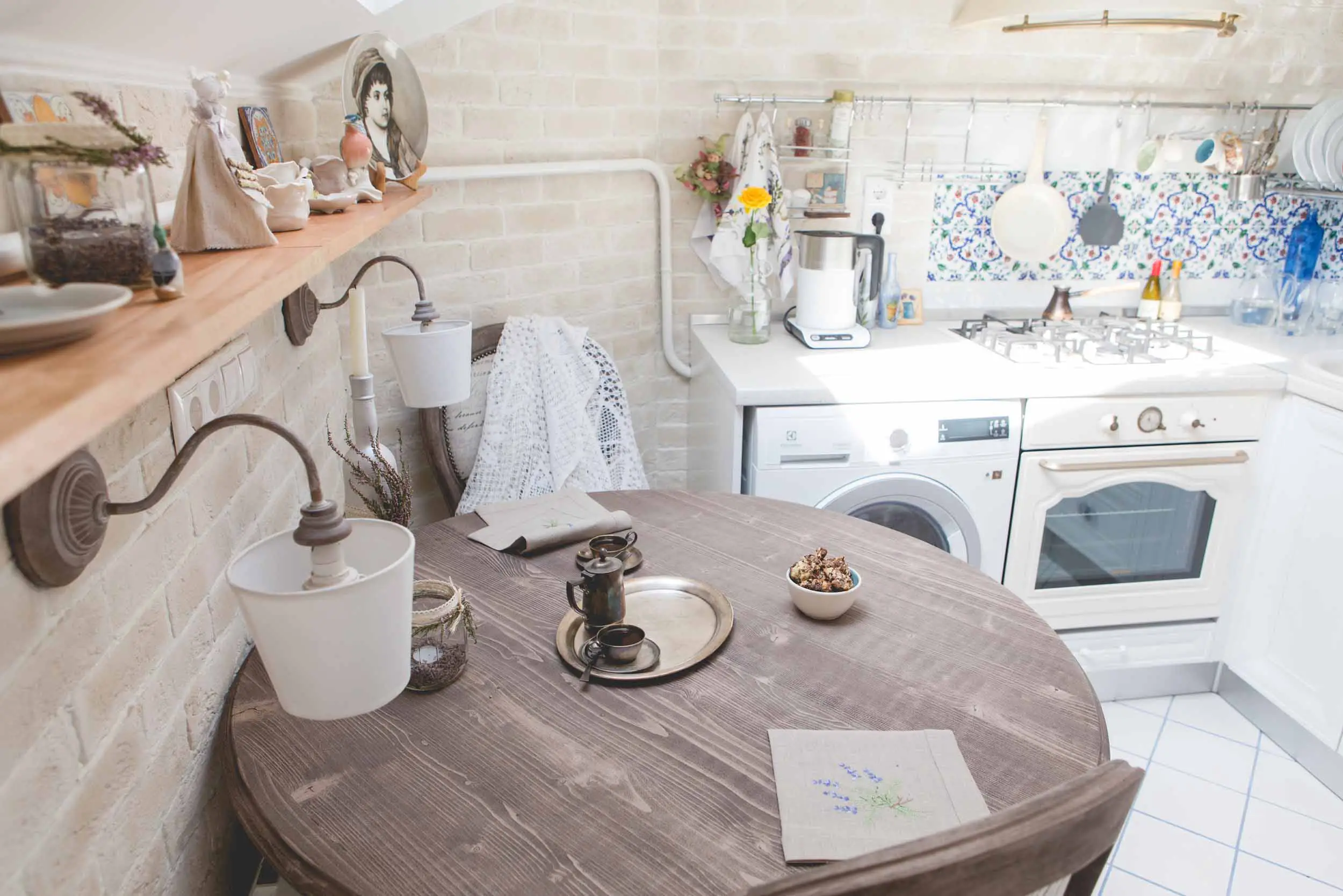 日常生活中的浪漫情怀:基辅屋顶阁楼的普罗旺斯风格