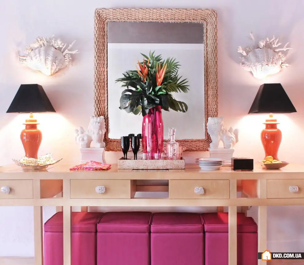 乡村风格卧室中的鲜艳纺织品