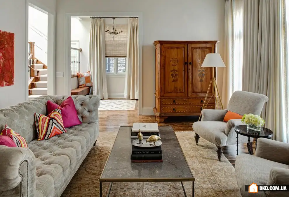 粉色坐垫和橙色灯具打造的家庭酒吧