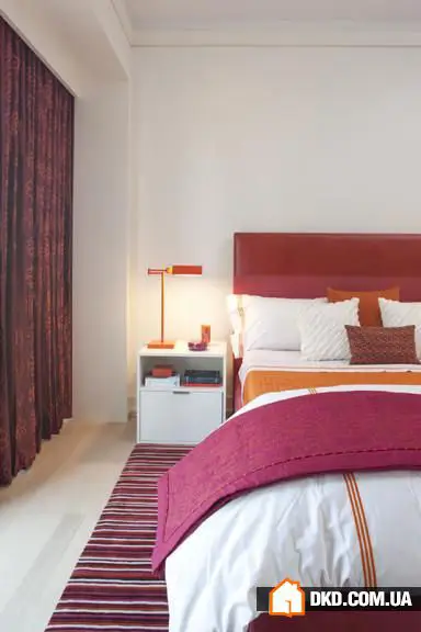 少女卧室中的橙粉色条纹设计