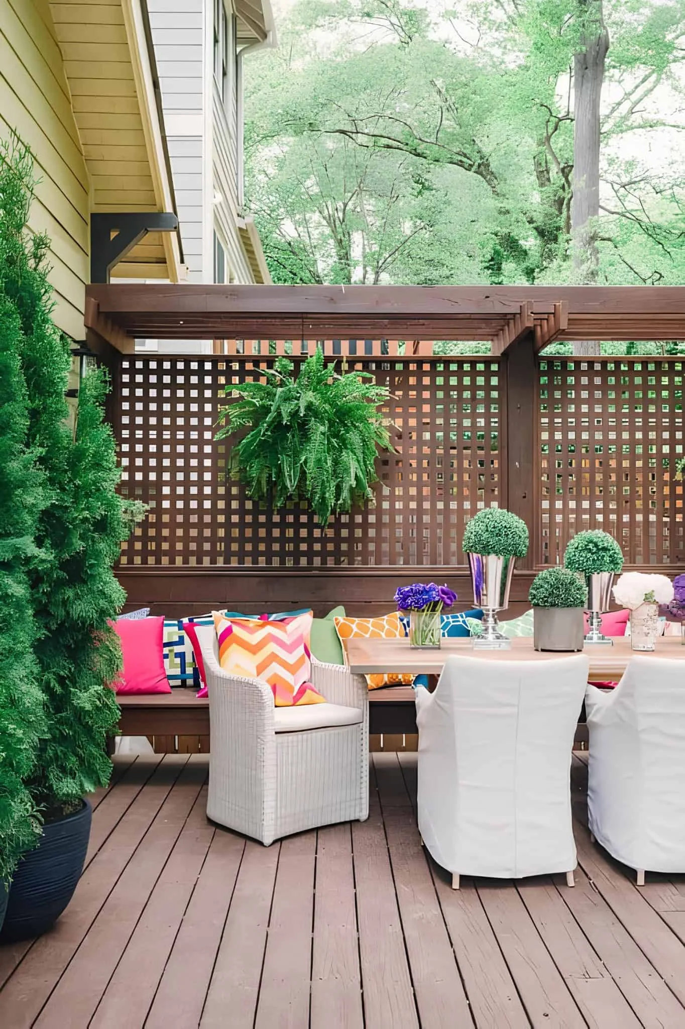 鲜艳露台木质格栅与亮色靠垫