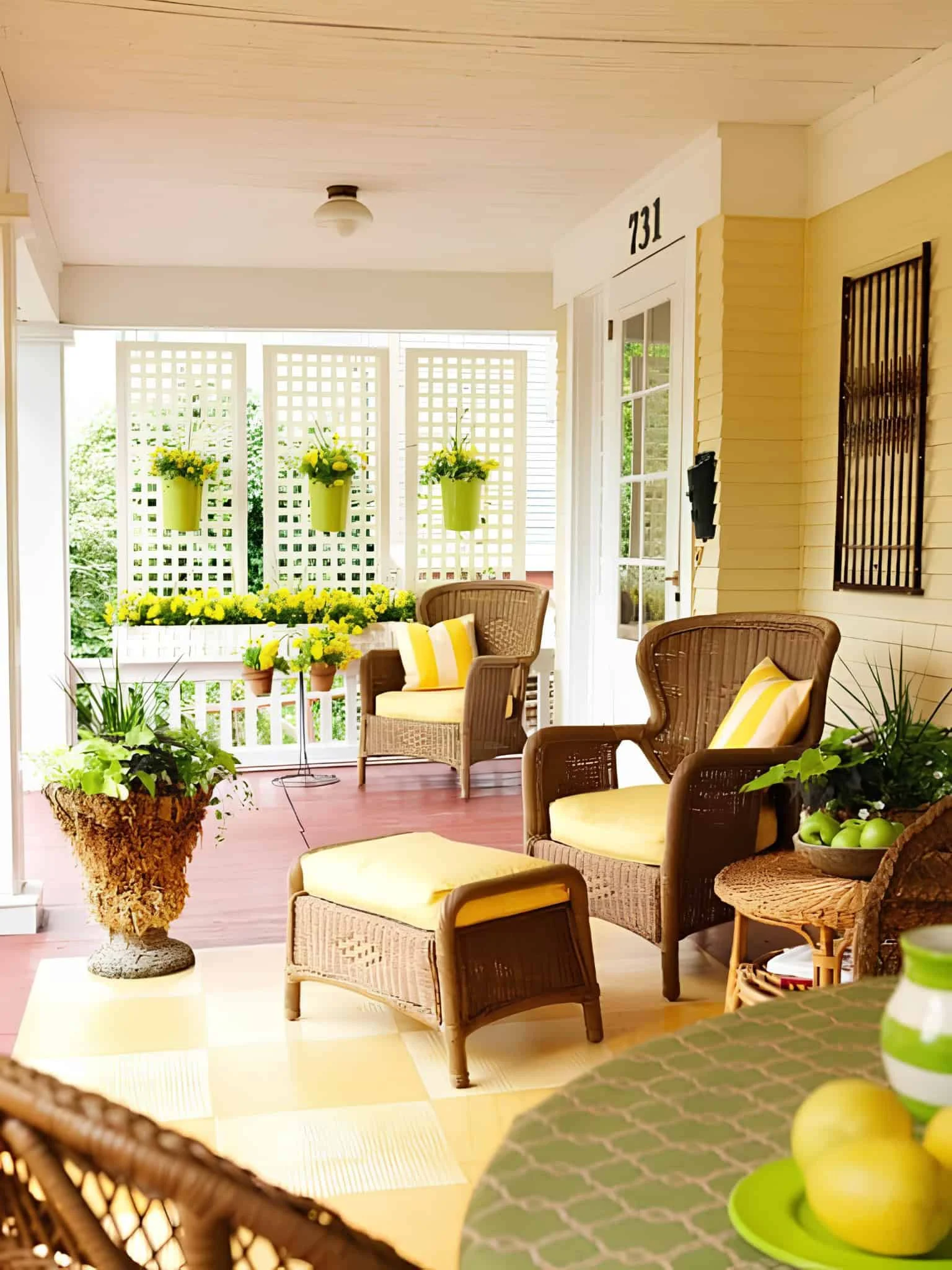 白色格栅面板与悬挂花盆的温馨露台