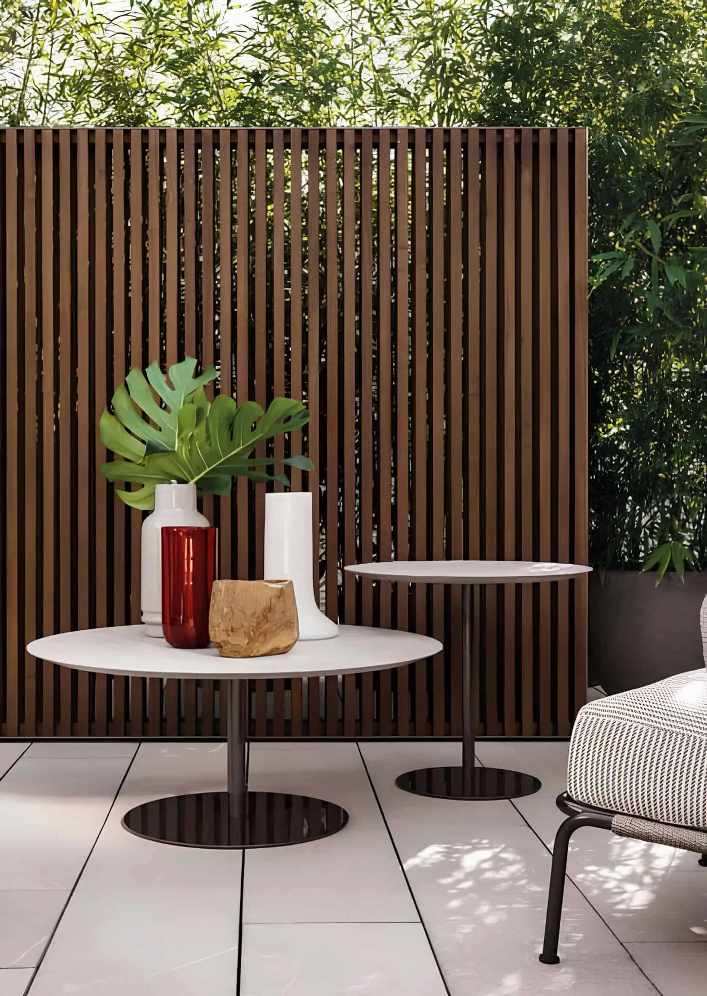 花园中的现代垂直木质屏风