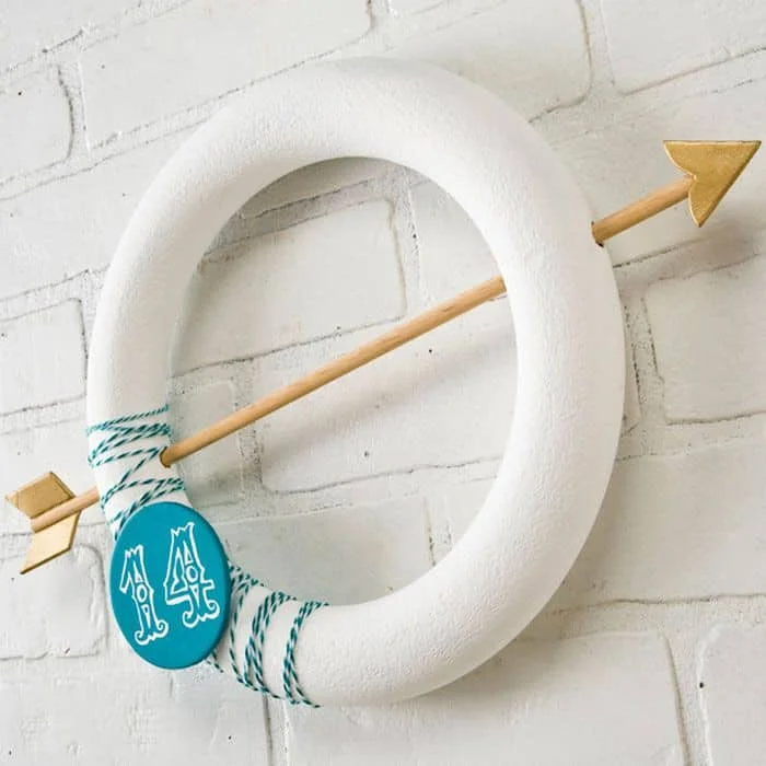 7. Ramo con flecha en forma de corazón