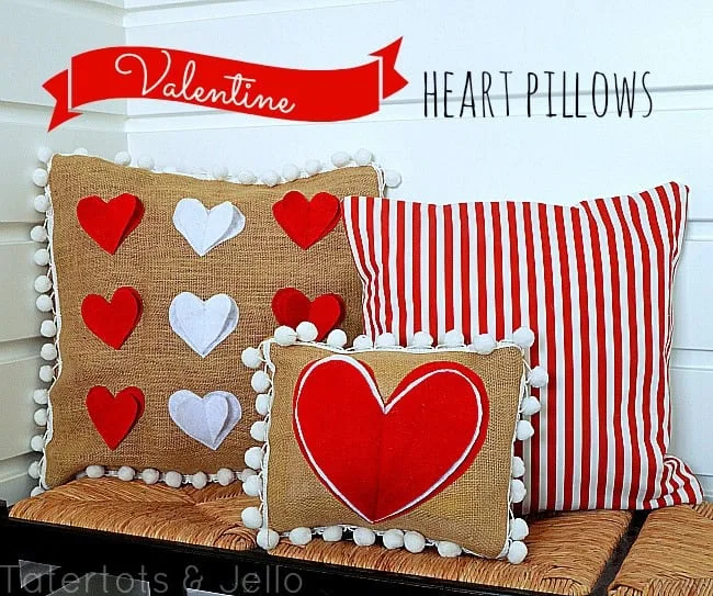 3. Almohadas con corazones de peluche