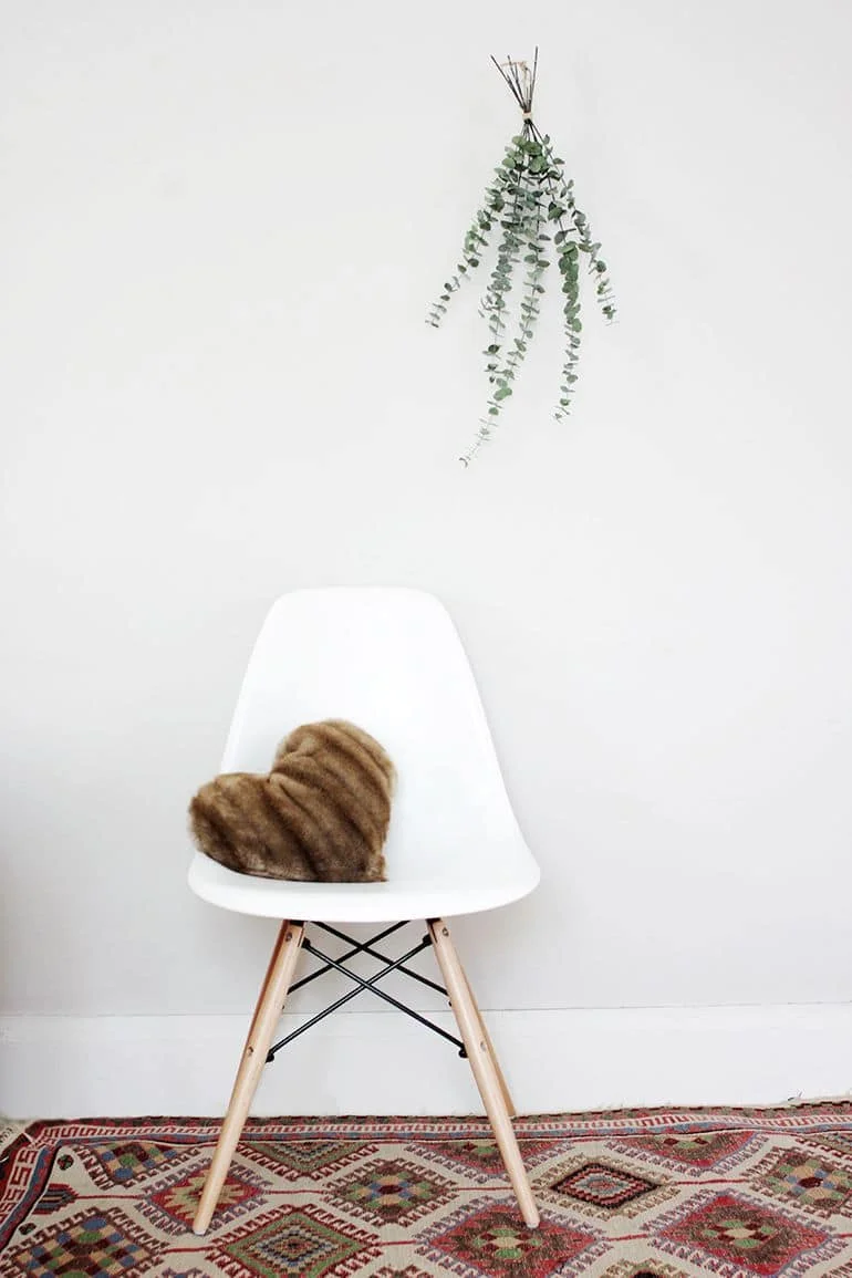 13. Cojín en forma de corazón hecho con aluminio