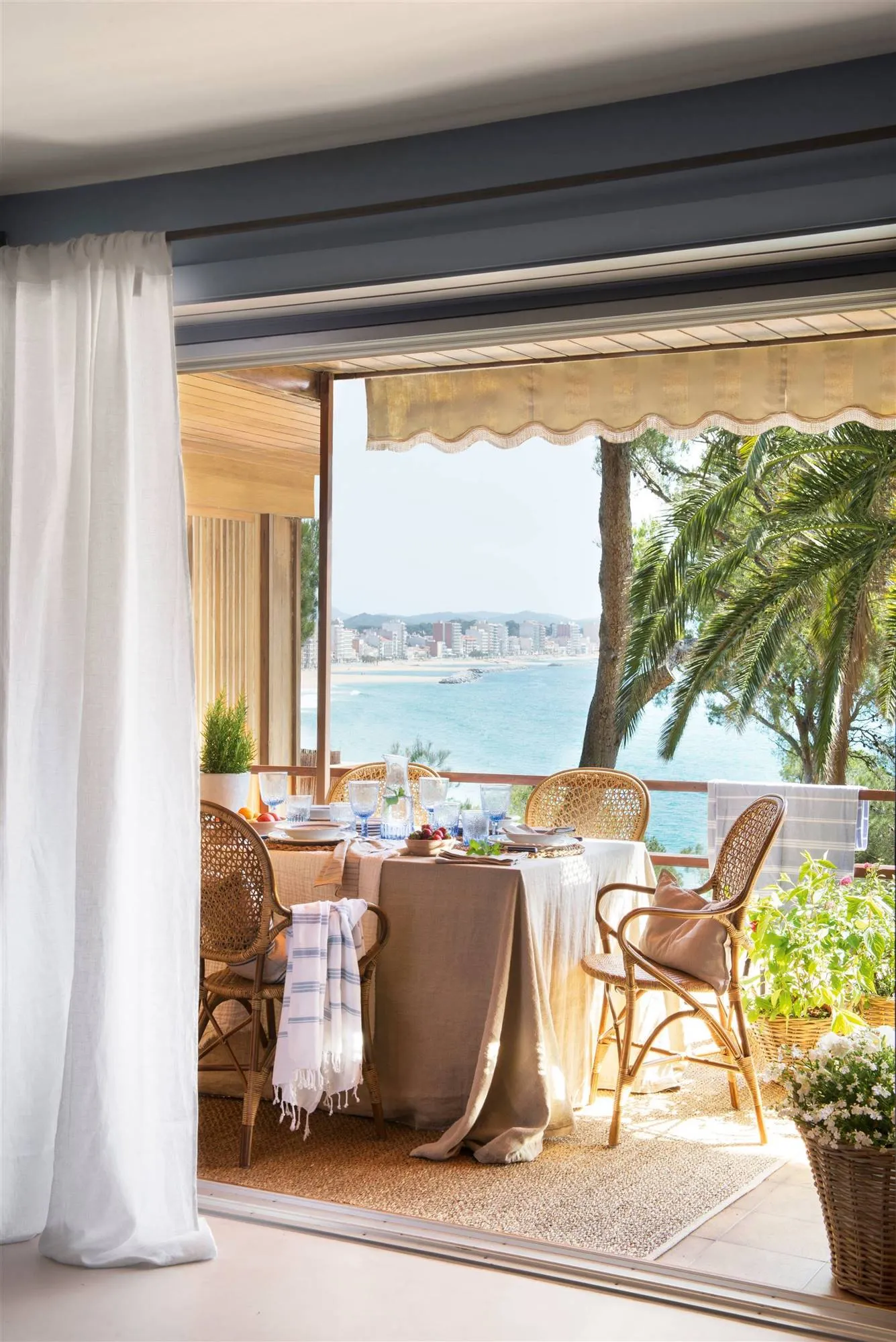 Small Outdoor Dining Areas for Balconies, Terraces and Patios Small Outdoor Dining Areas for Balconies, Terraces and Patios