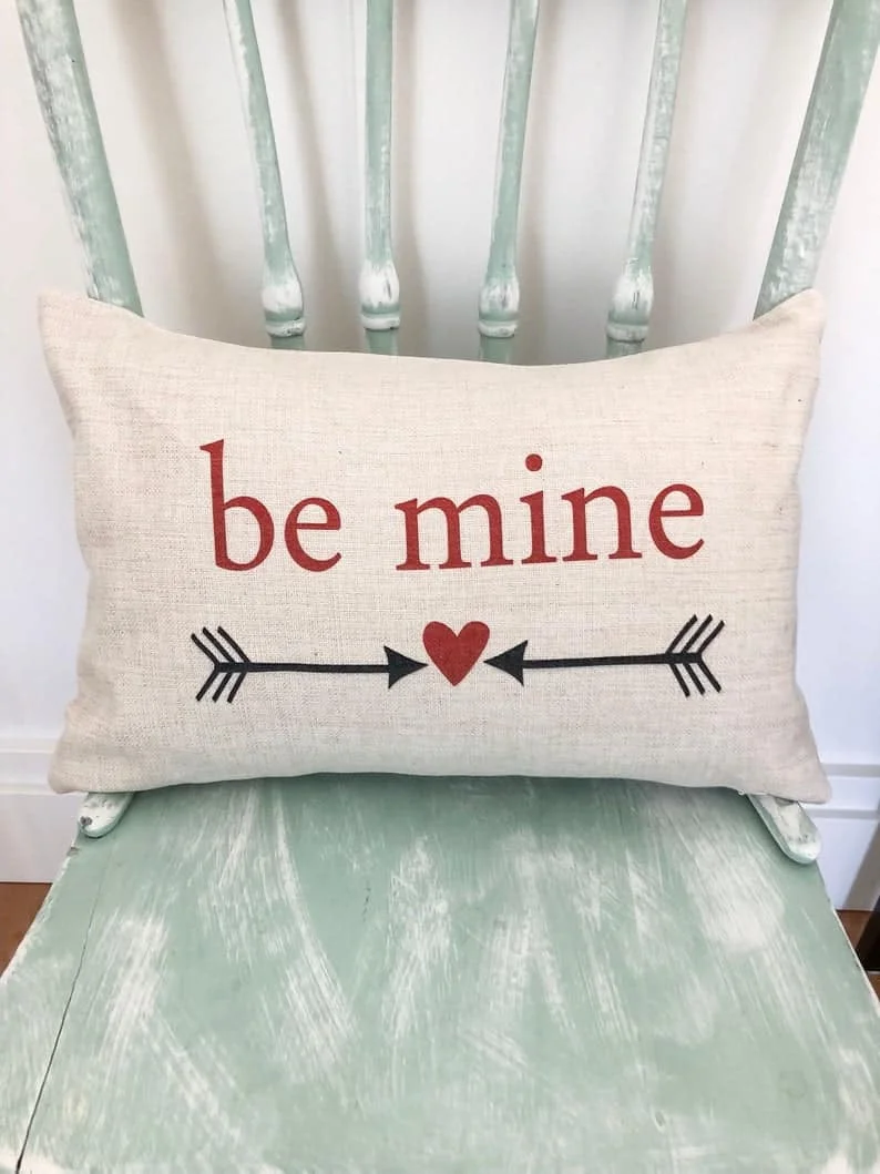 3. Almohada "Estar conmigo" con la inscripción "Feliz Día de San Valentín"