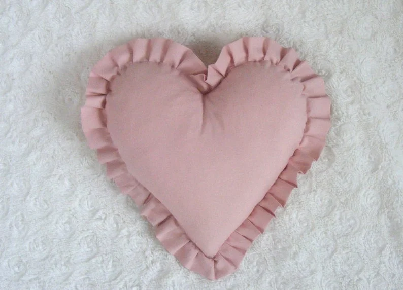 10. Almohada con corazón y encaje